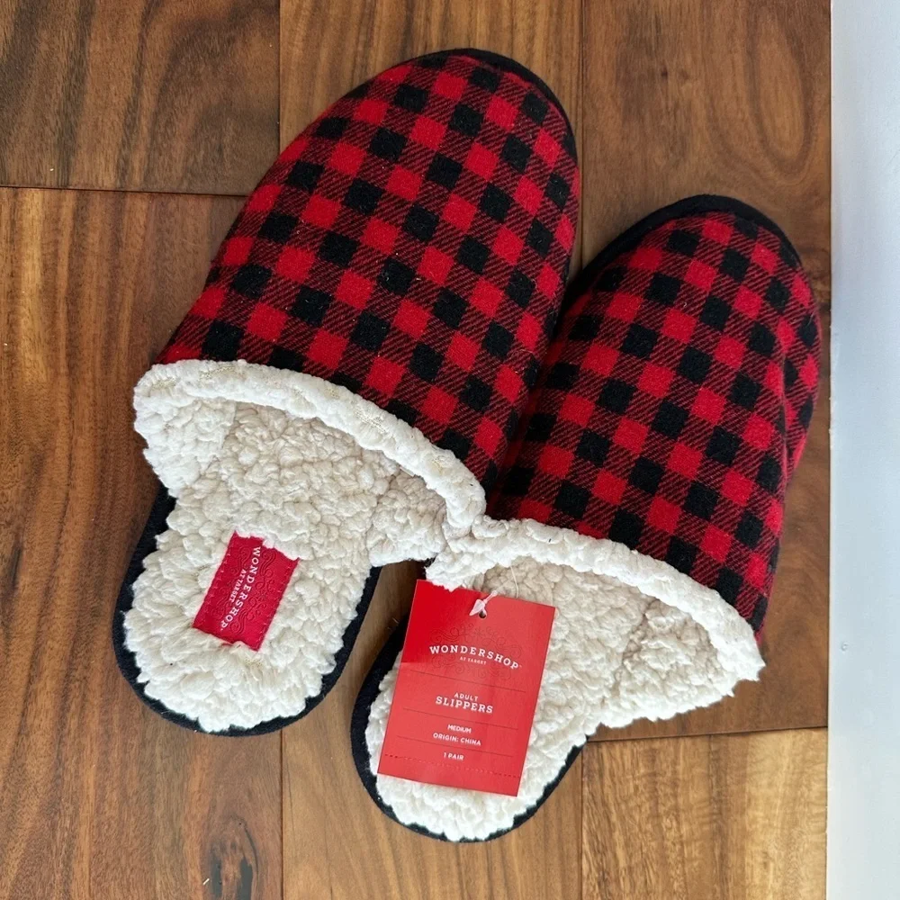 Wondershop Buffalo Plaid Slippers size Medium (Men’s 7/8) (Women’s 9/10)